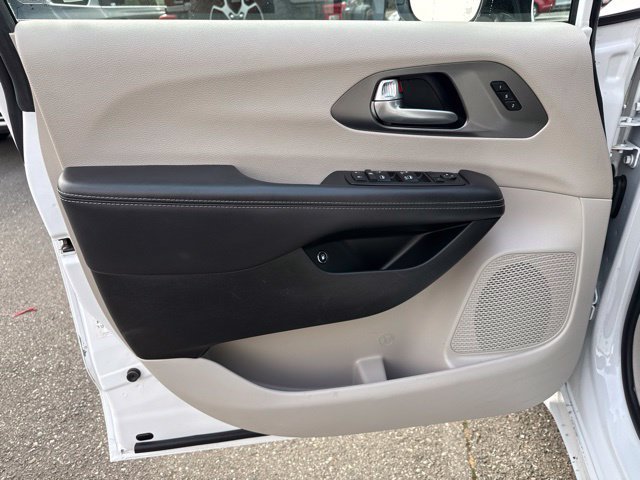 Used 2024 Chrysler Pacifica Limited FWD image 16