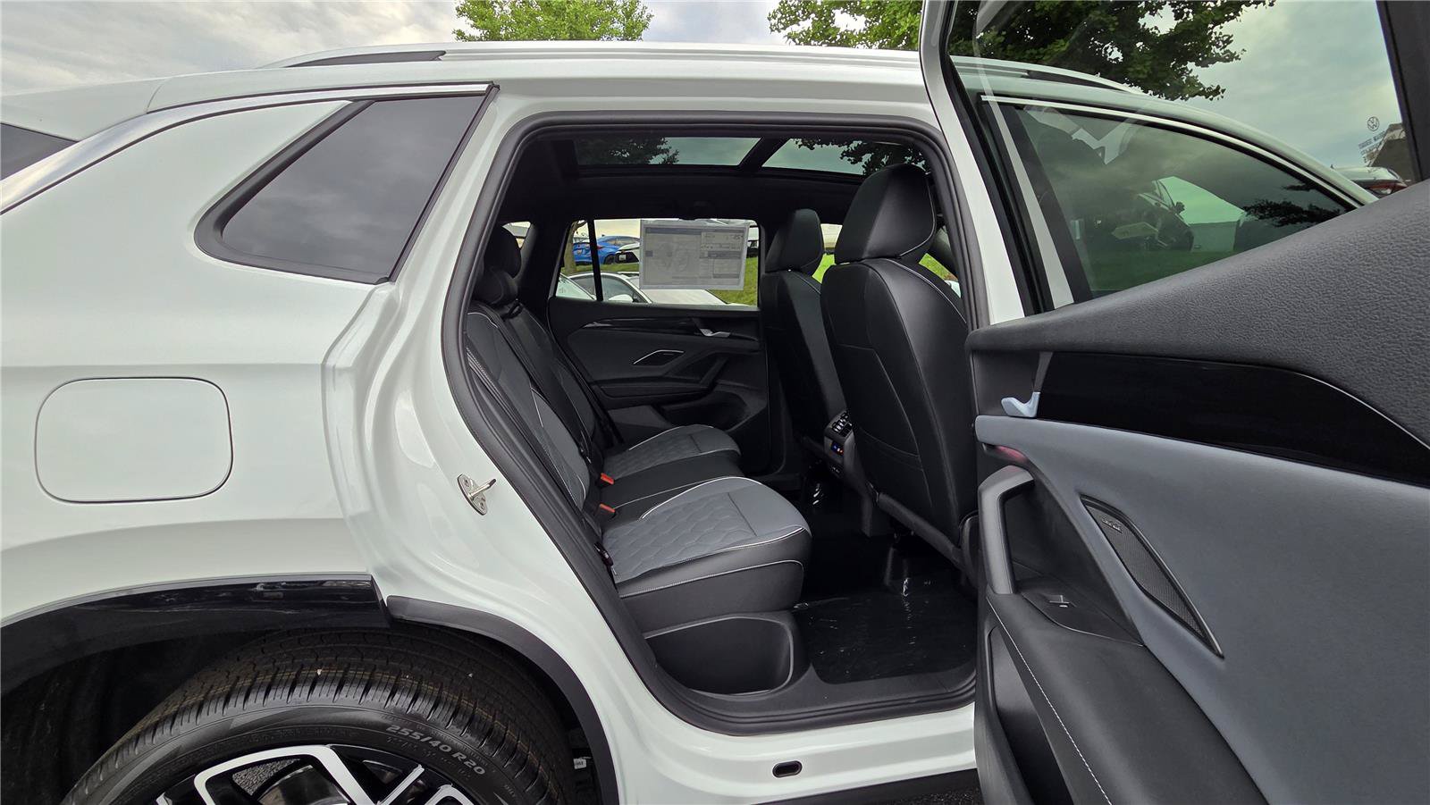 New 2026 Volkswagen Tiguan SEL R-Line AWD/4WD image 33