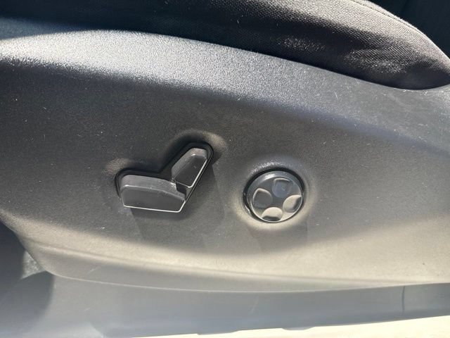 Used 2023 Chrysler Voyager LX FWD image 14