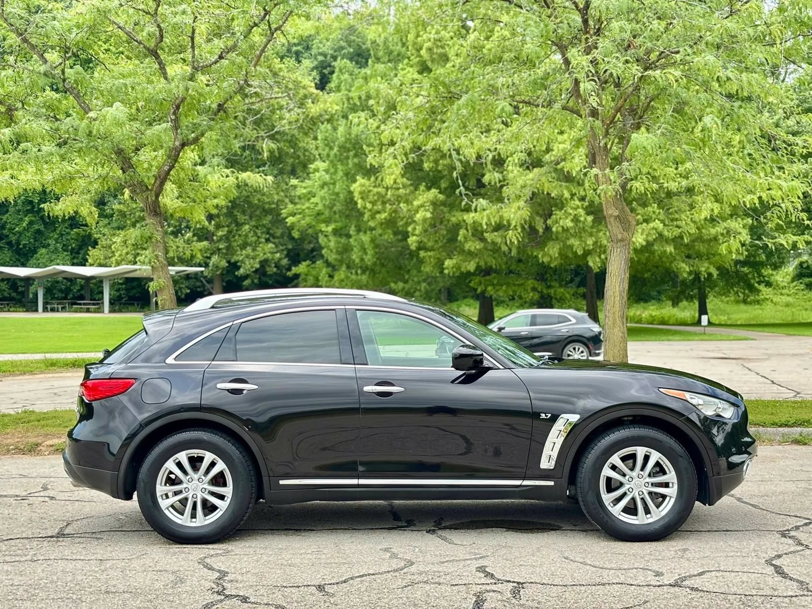 Used 2017 INFINITI QX70 AWD w/ Premium Package image 4