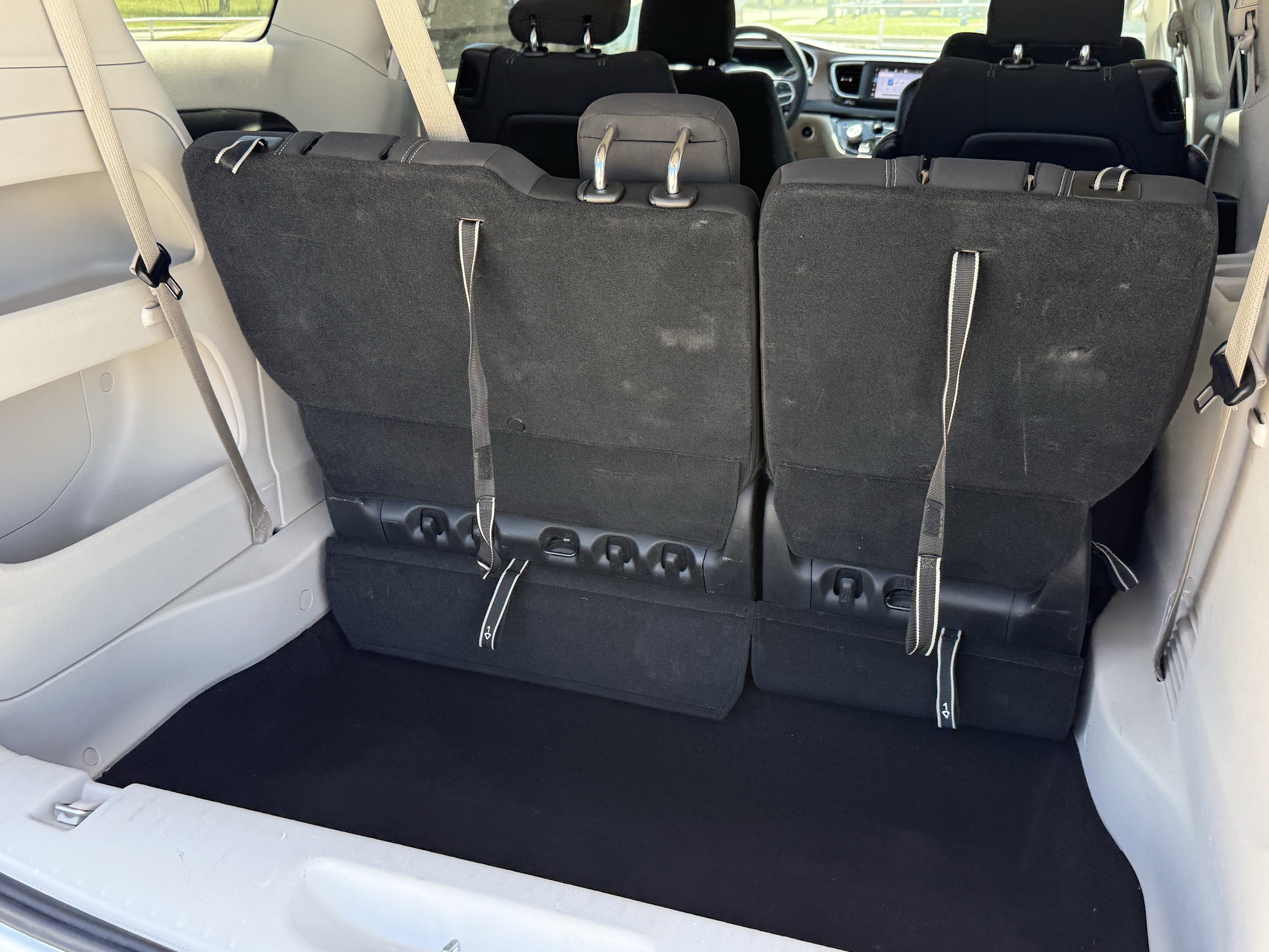 Used 2023 Chrysler Voyager LX image 32