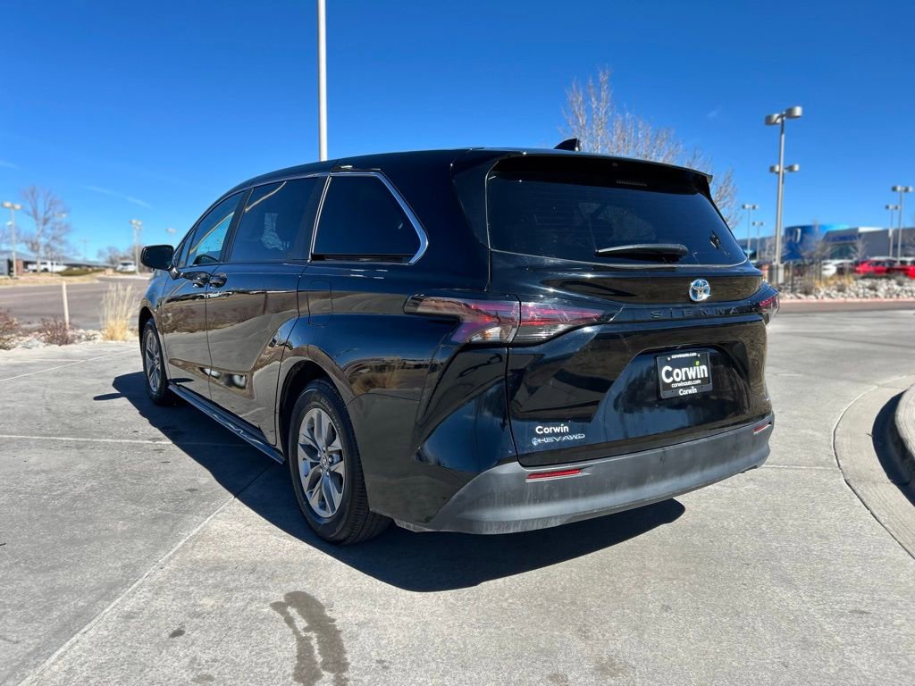 Used 2025 Toyota Sienna LE image 5