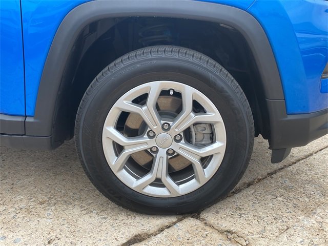 Used 2024 Jeep Compass Latitude image 9