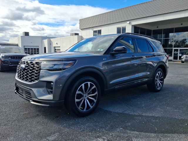 Certified 2025 Ford Explorer ST-Line AWD/4WD image 3