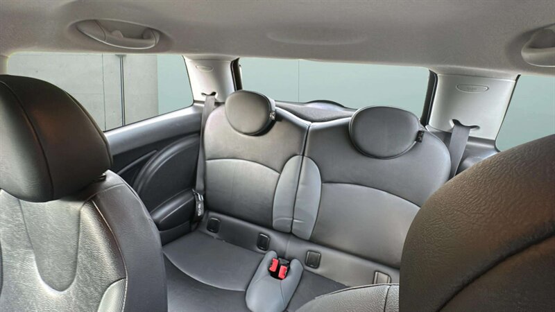 Used 2010 MINI Cooper Hardtop FWD image 16