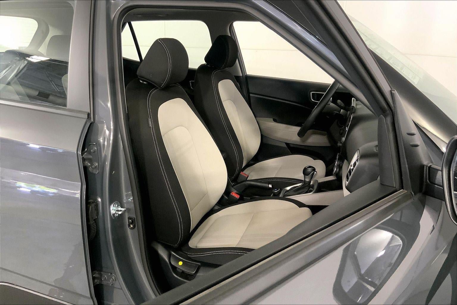 Used 2025 Hyundai Venue SEL FWD image 7