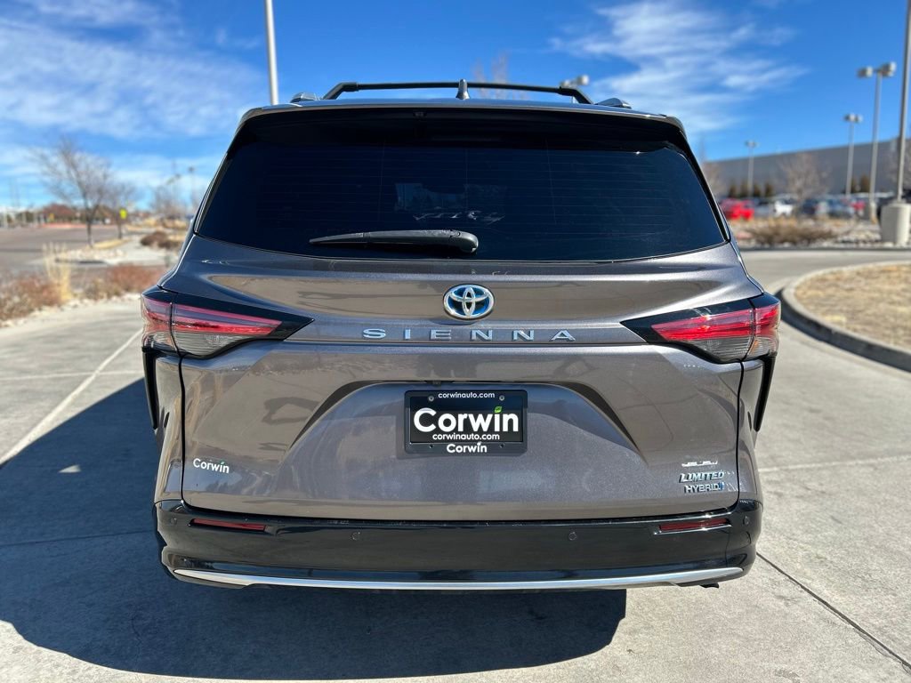 Used 2022 Toyota Sienna Limited image 7