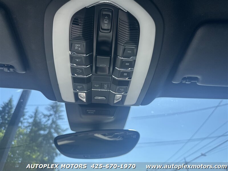 Used 2017 Porsche Macan AWD/4WD image 38