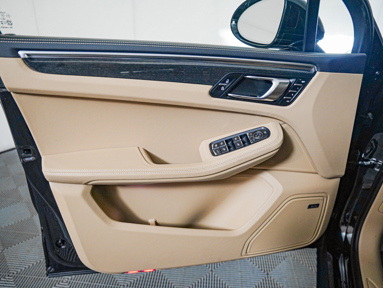 Certified 2024 Porsche Macan image 24