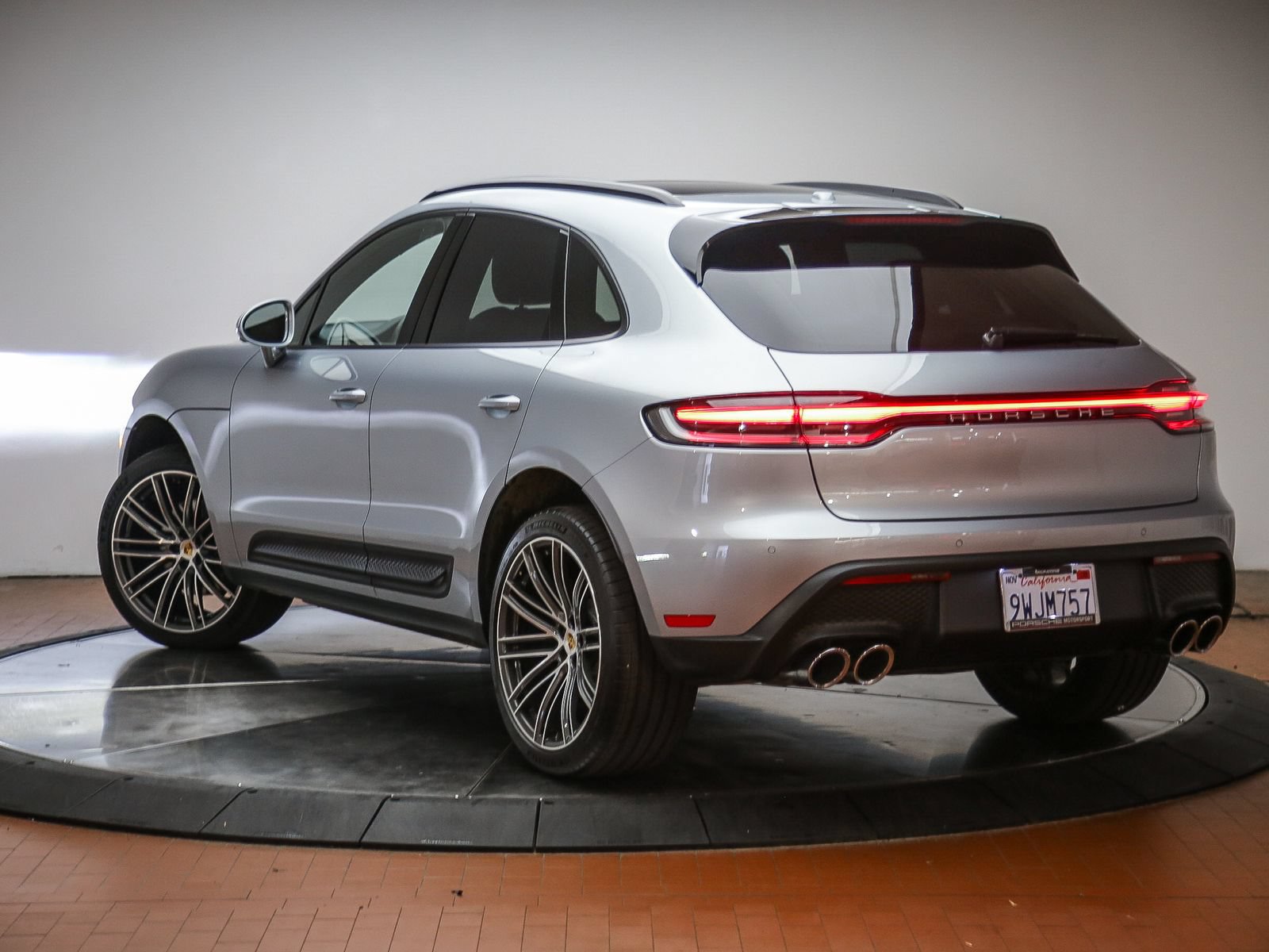 Certified 2026 Porsche Macan AWD/4WD image 3