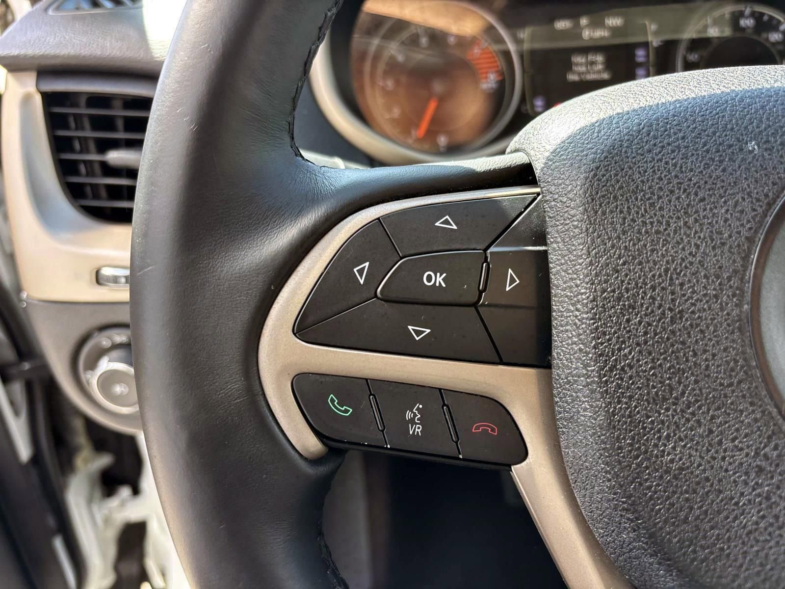 Used 2017 Jeep Cherokee Latitude w/ Comfort/Convenience Group FWD image 17