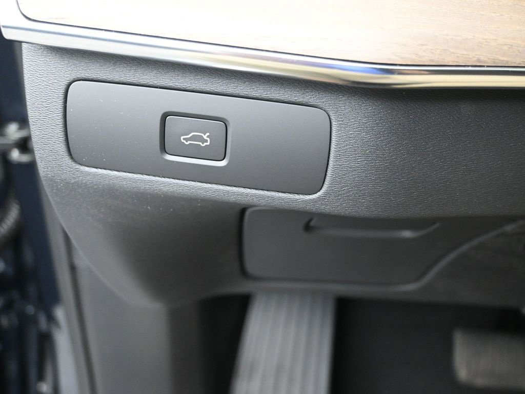 New 2026 Volvo XC90 B6 Plus w/ Protection Package Premier image 16