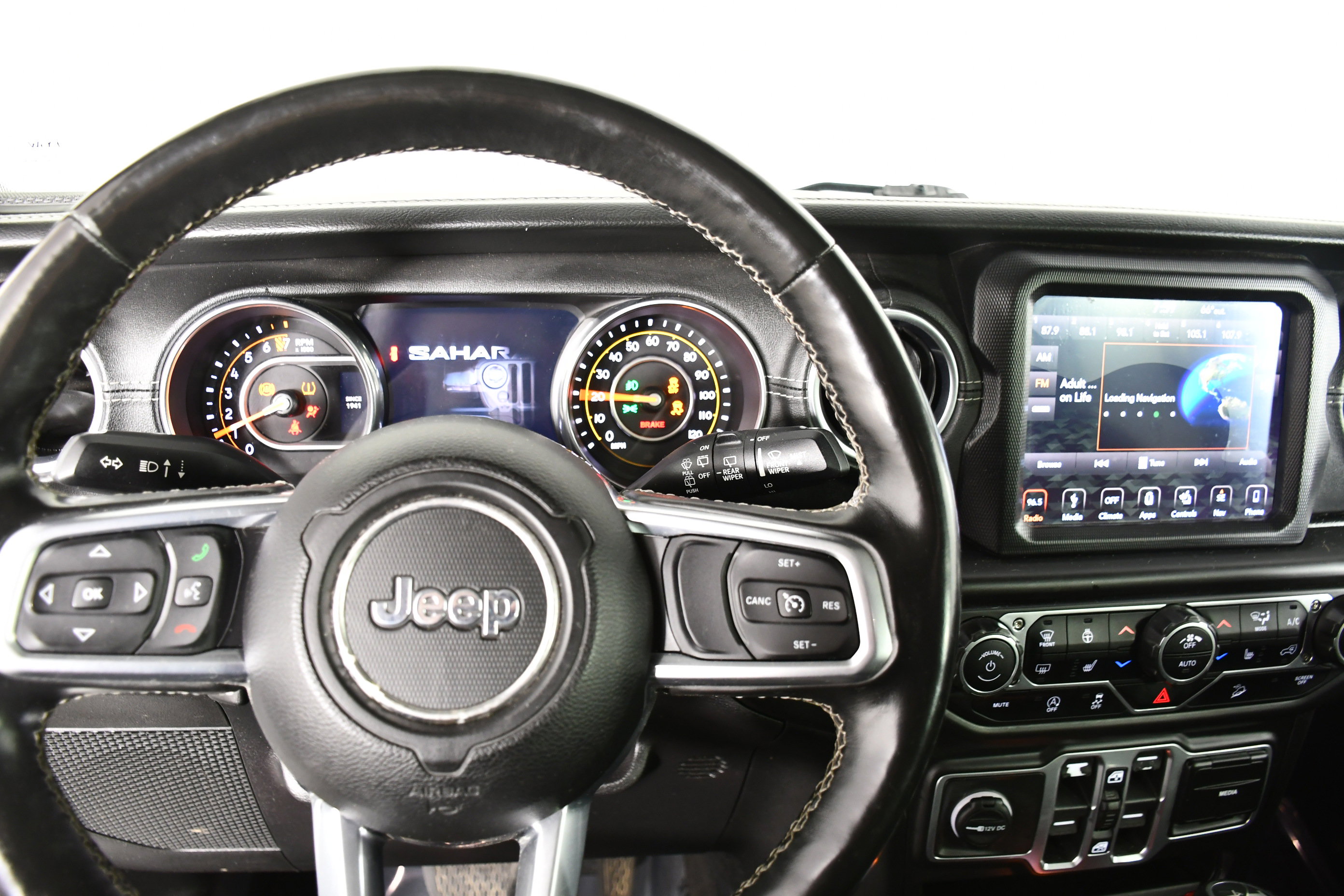 Used 2018 Jeep Wrangler Unlimited Sahara w/ Uconnect 4C Nav & Sound Group image 17