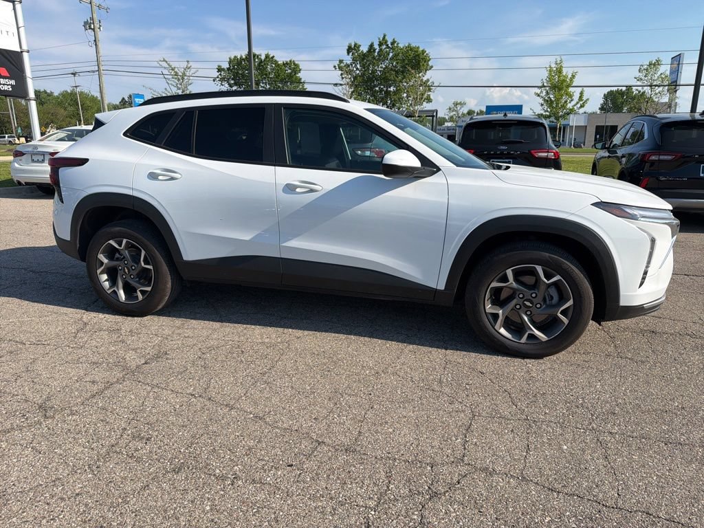 Used 2025 Chevrolet Trax LT FWD image 4