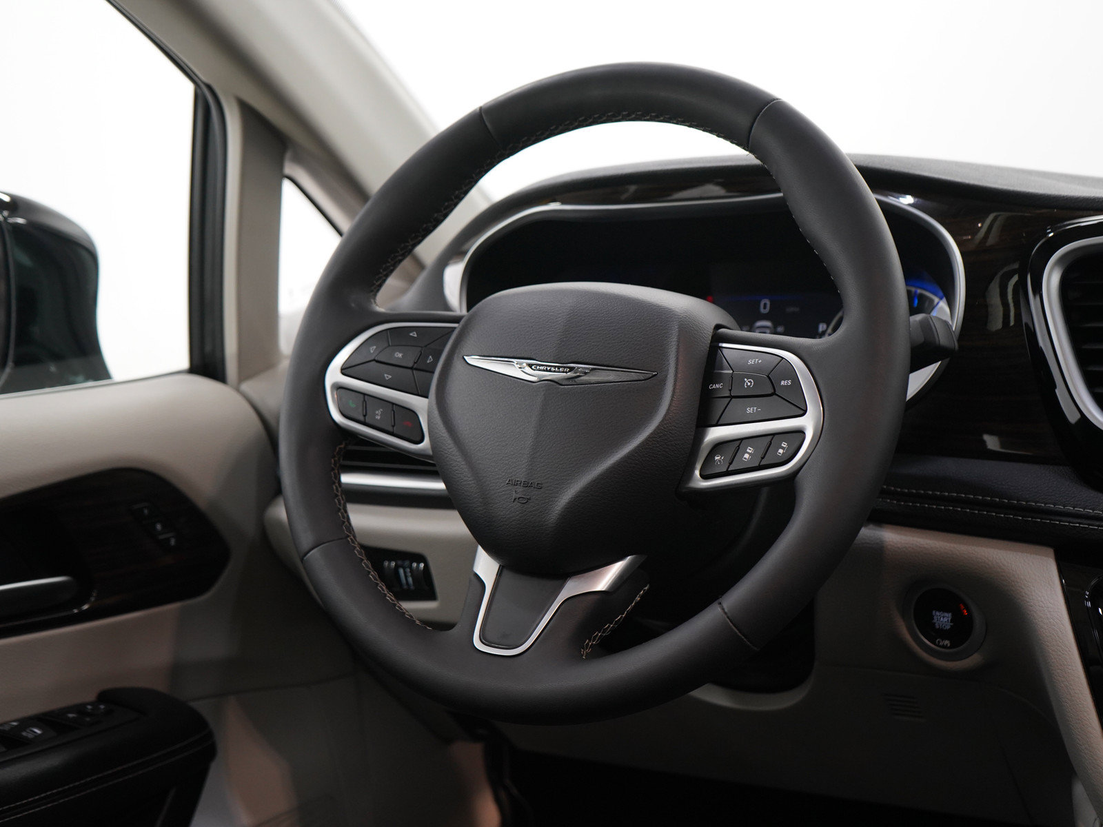 Used 2023 Chrysler Pacifica Limited FWD image 17