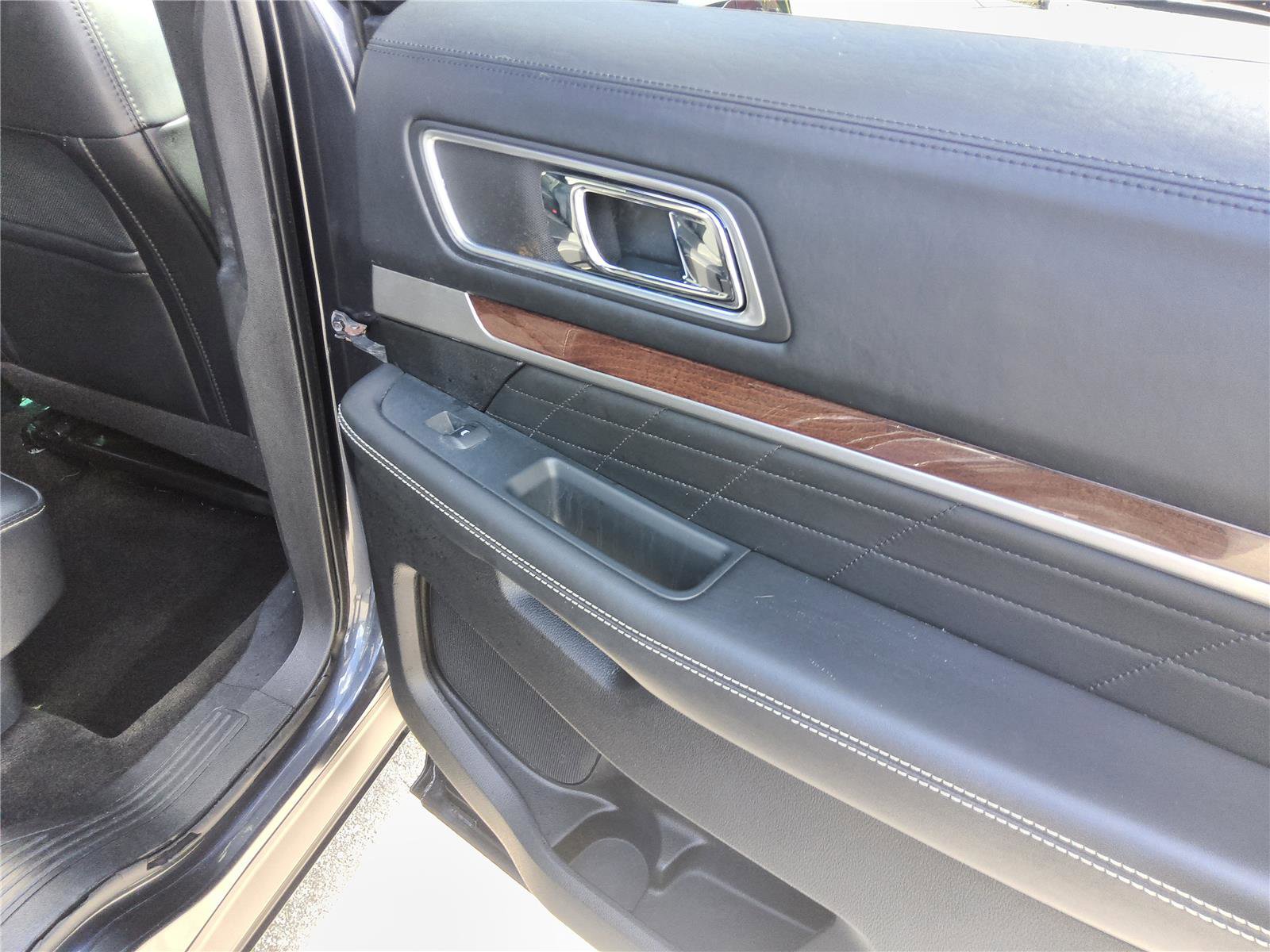 Used 2017 Ford Explorer Platinum image 23