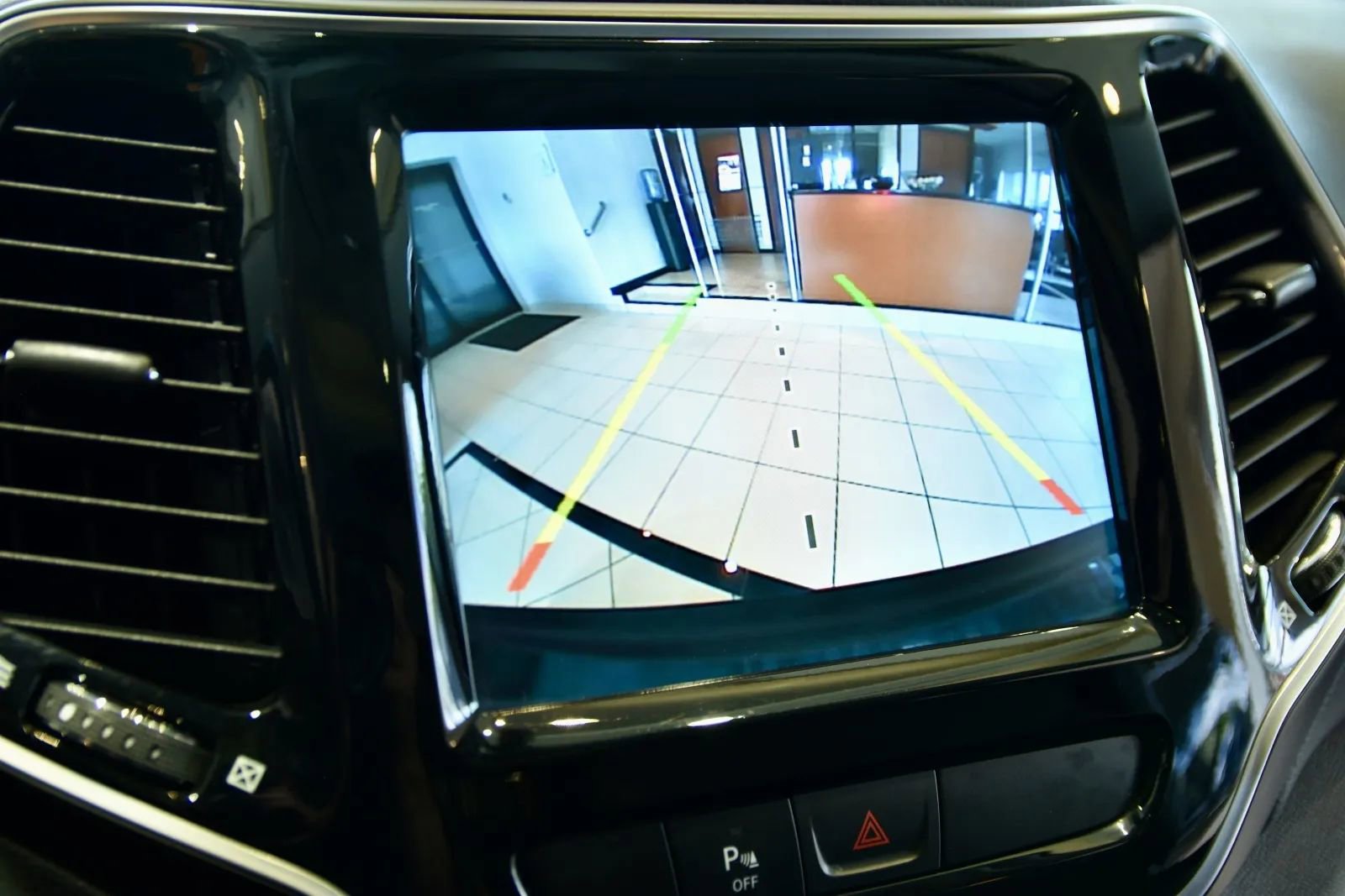 Used 2019 Jeep Cherokee Limited image 16