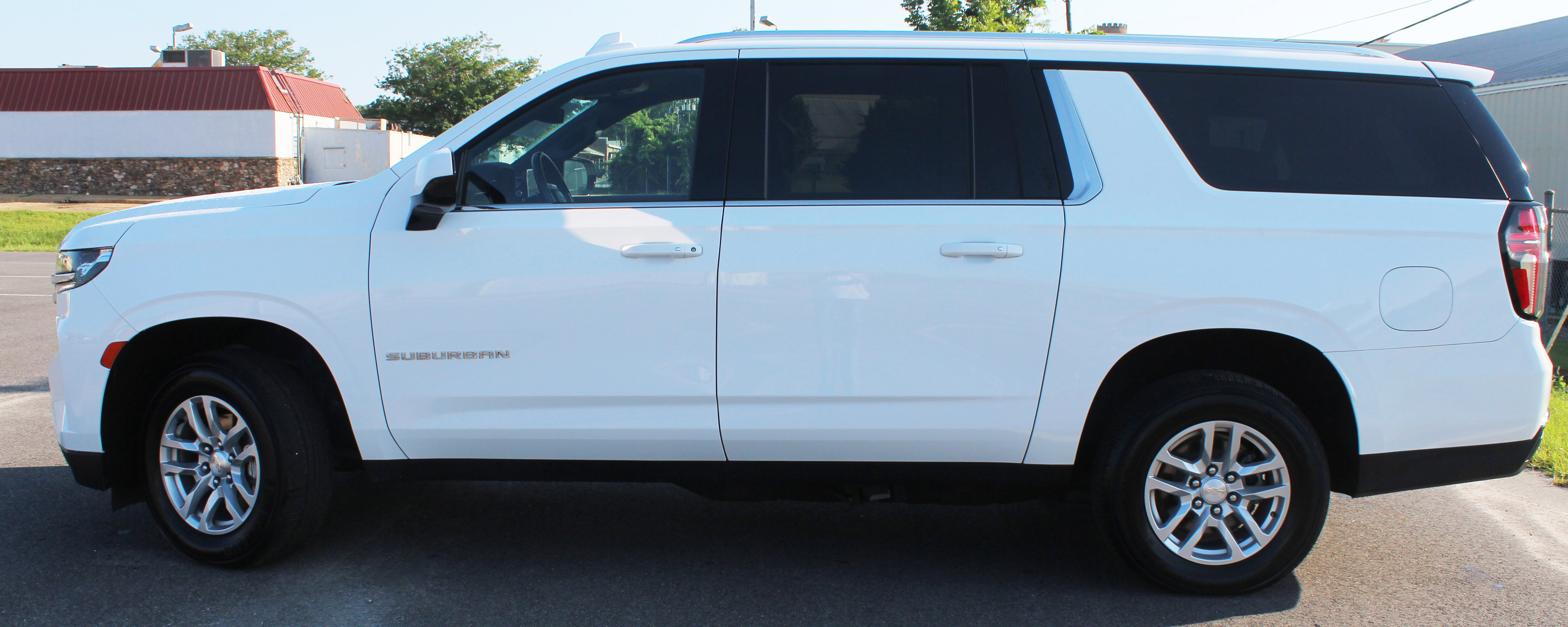 Used 2023 Chevrolet Suburban LT image 2