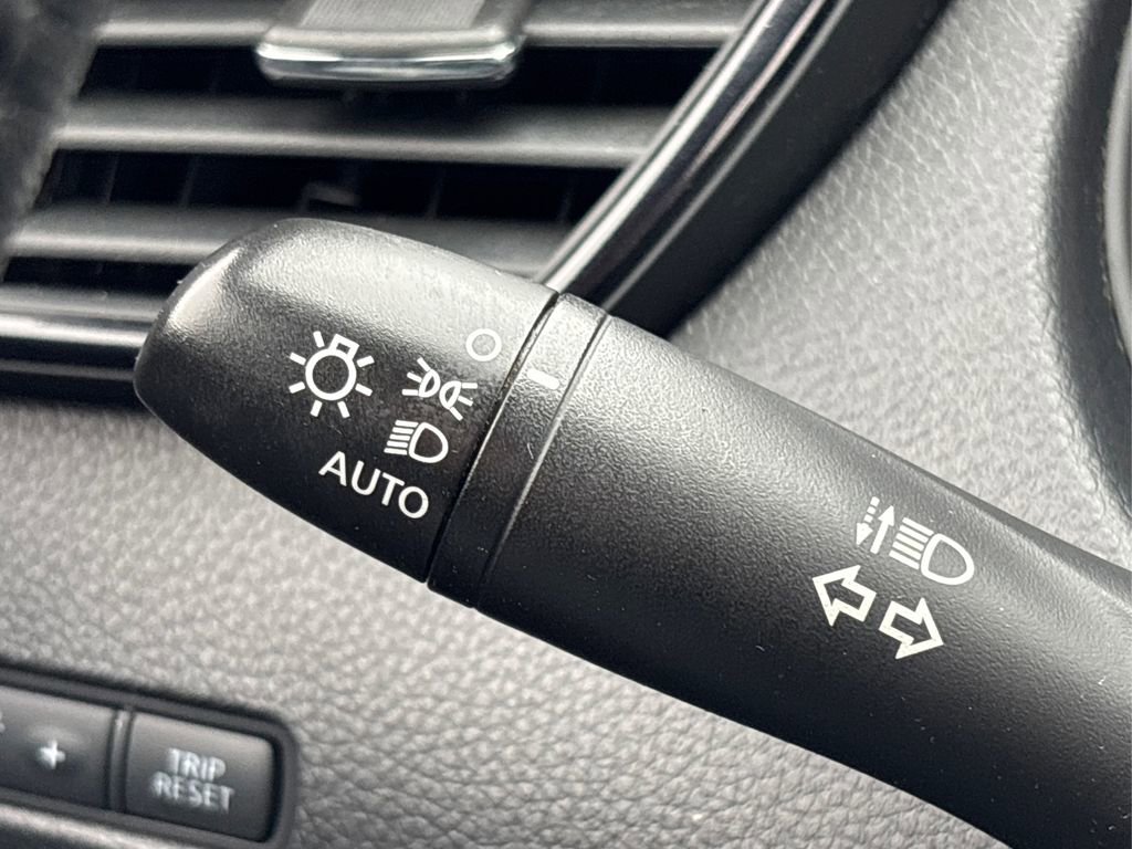 Used 2018 Nissan Rogue SV image 25