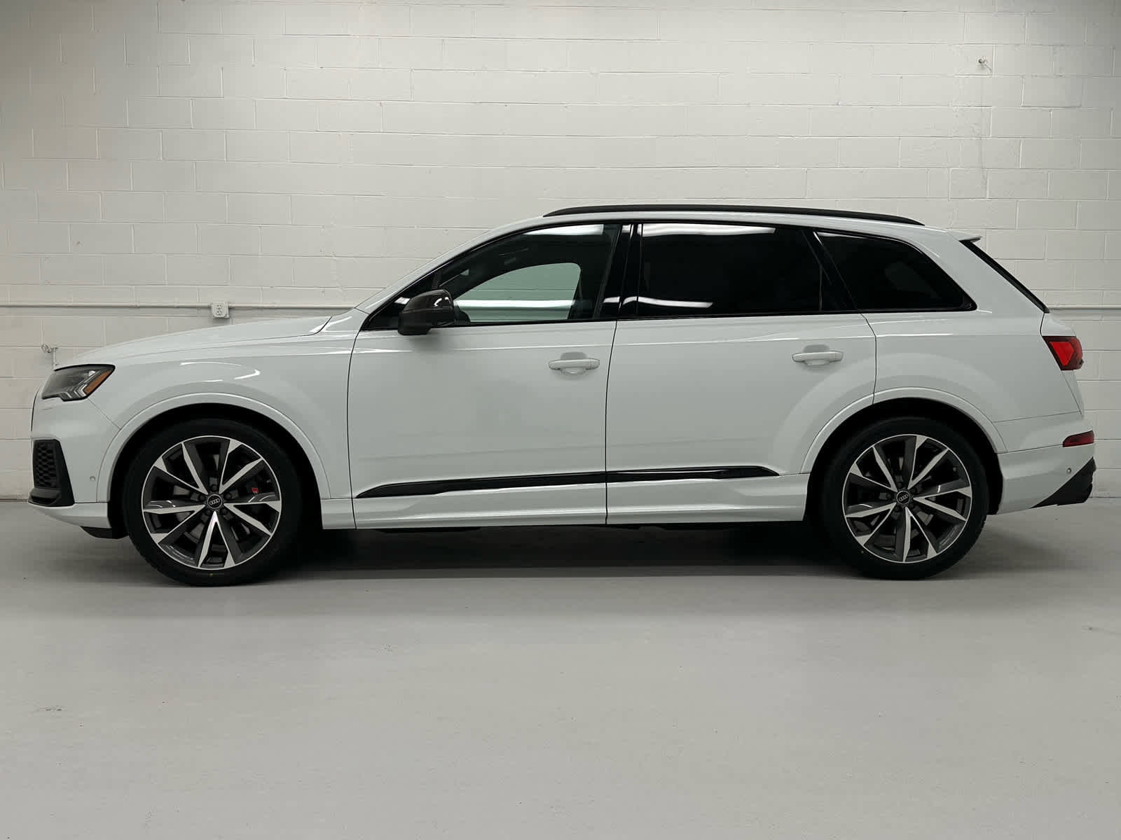Used 2023 Audi SQ7 Prestige AWD/4WD image 3