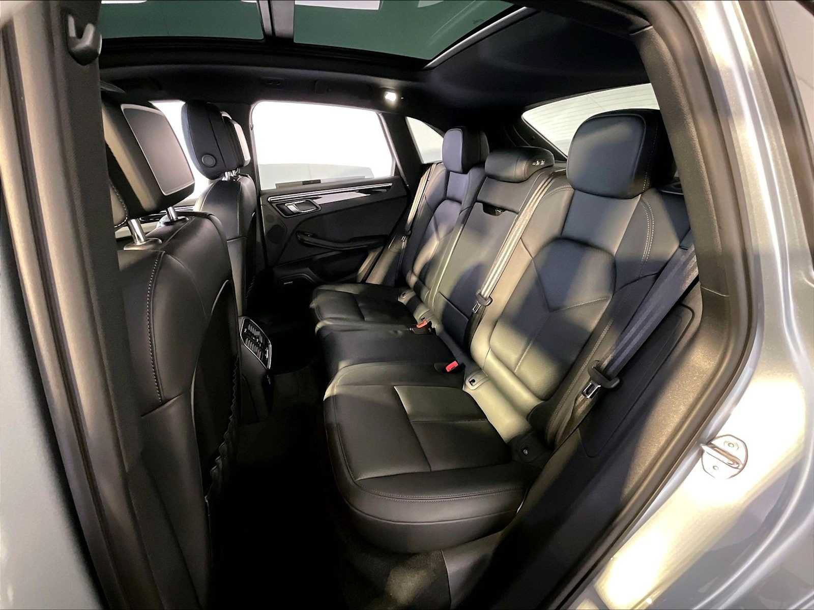 Certified 2023 Porsche Macan AWD/4WD image 24