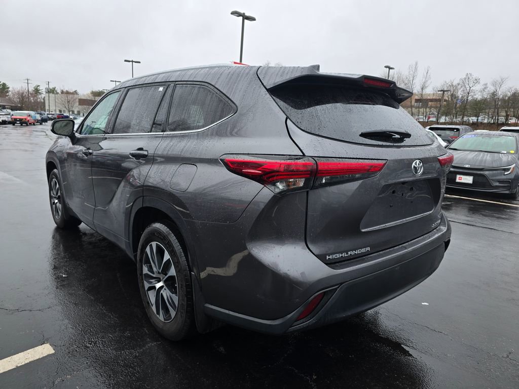 Used 2022 Toyota Highlander XLE AWD/4WD image 5
