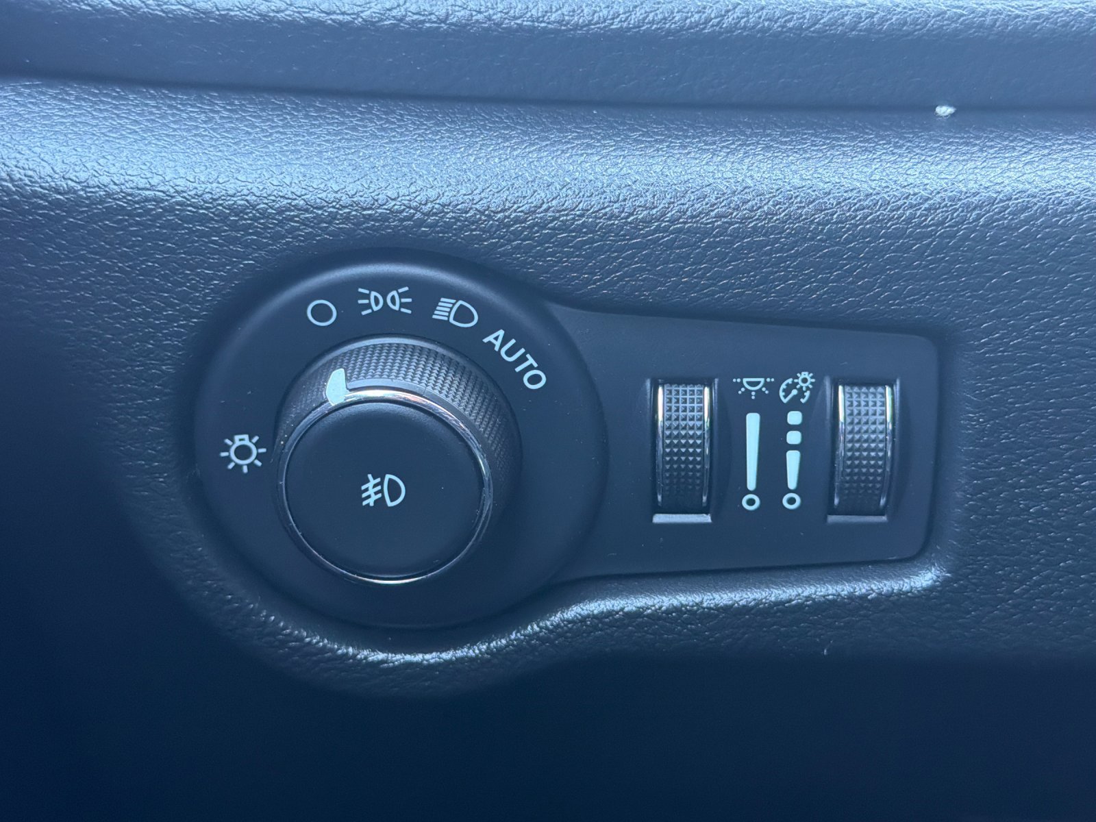 Used 2026 Chrysler Pacifica Limited FWD image 33