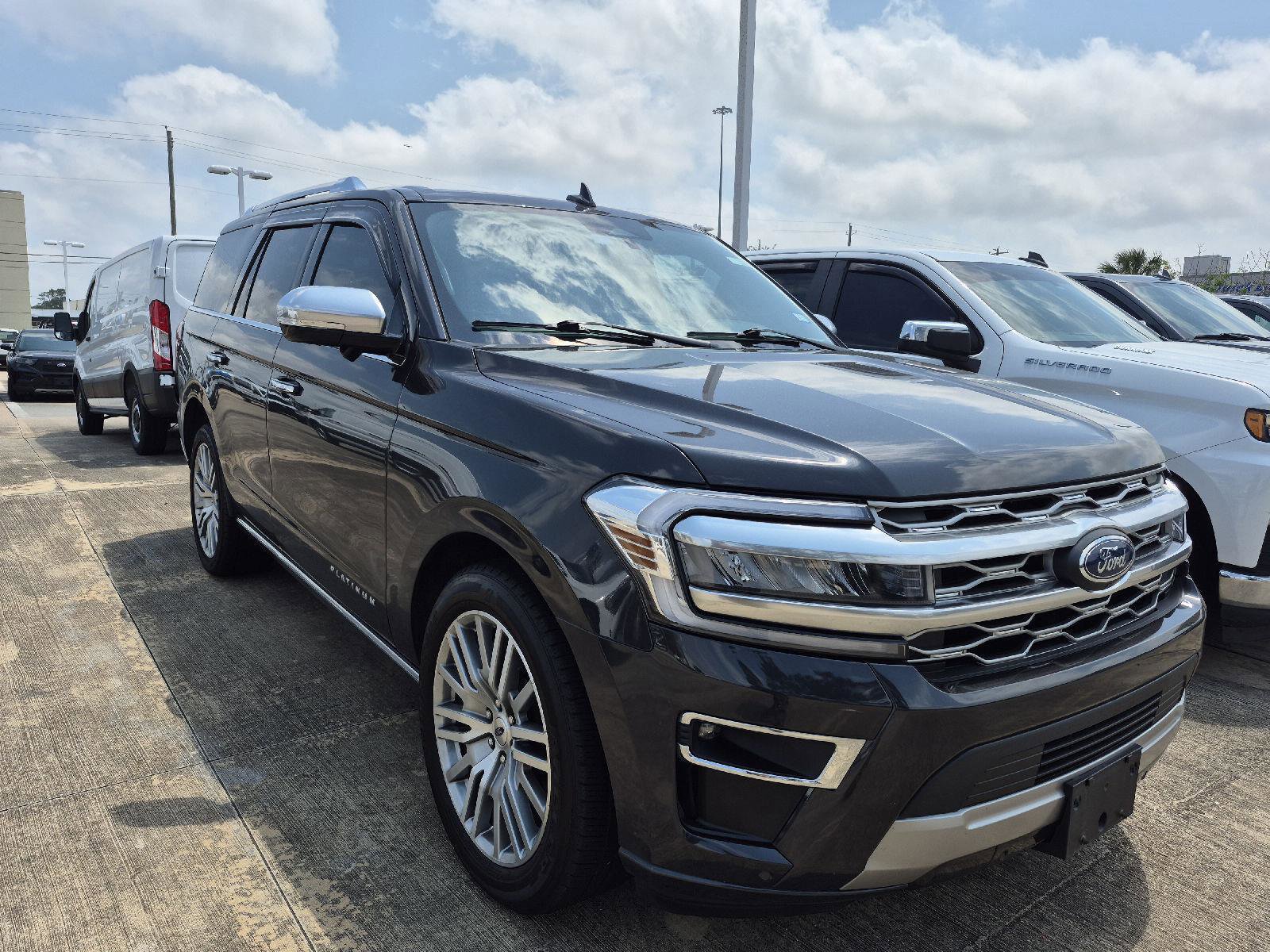 Used 2023 Ford Expedition Platinum RWD image 2