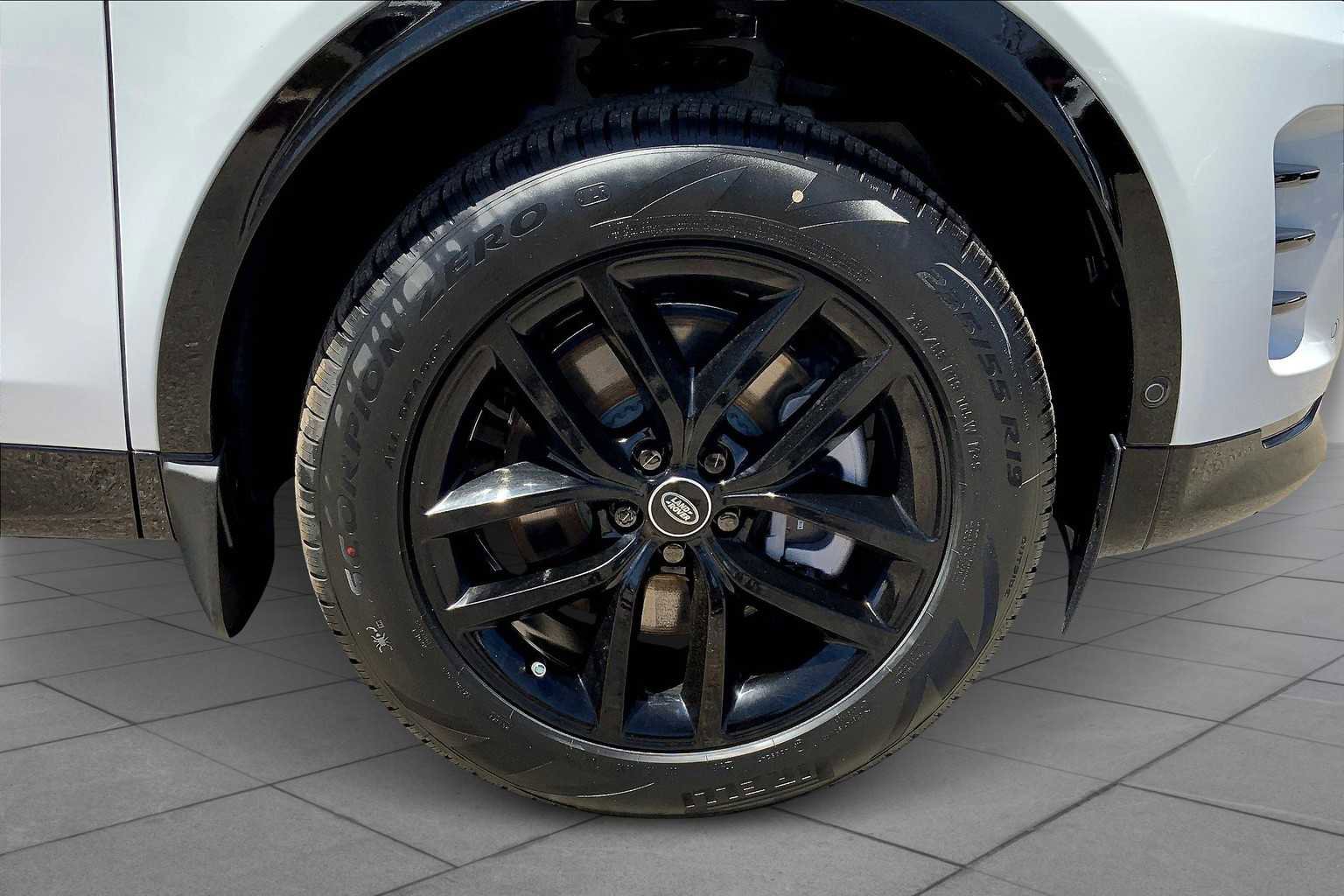 Used 2025 Land Rover Discovery Sport Dynamic SE image 11