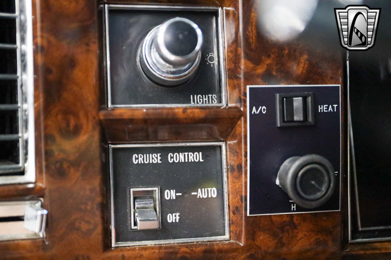 Used 1992 Cadillac Brougham image 19