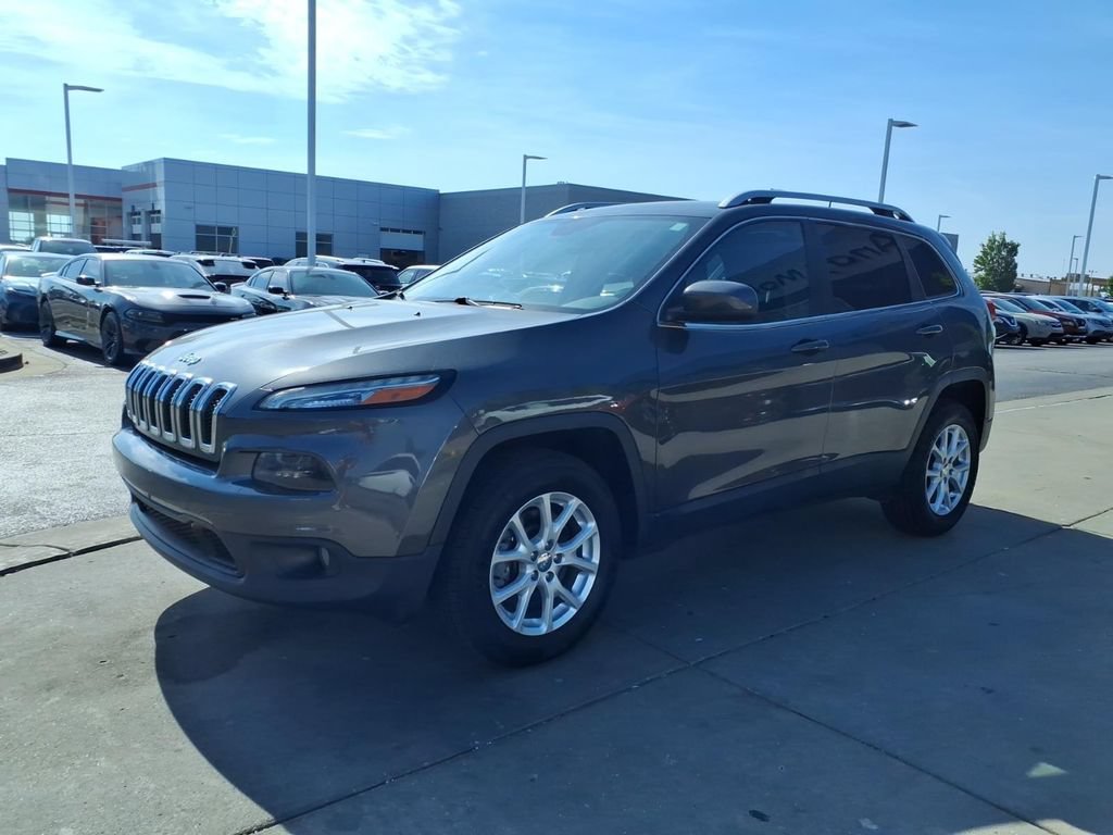 Used 2017 Jeep Cherokee Latitude w/ Cold Weather Group AWD/4WD image 5