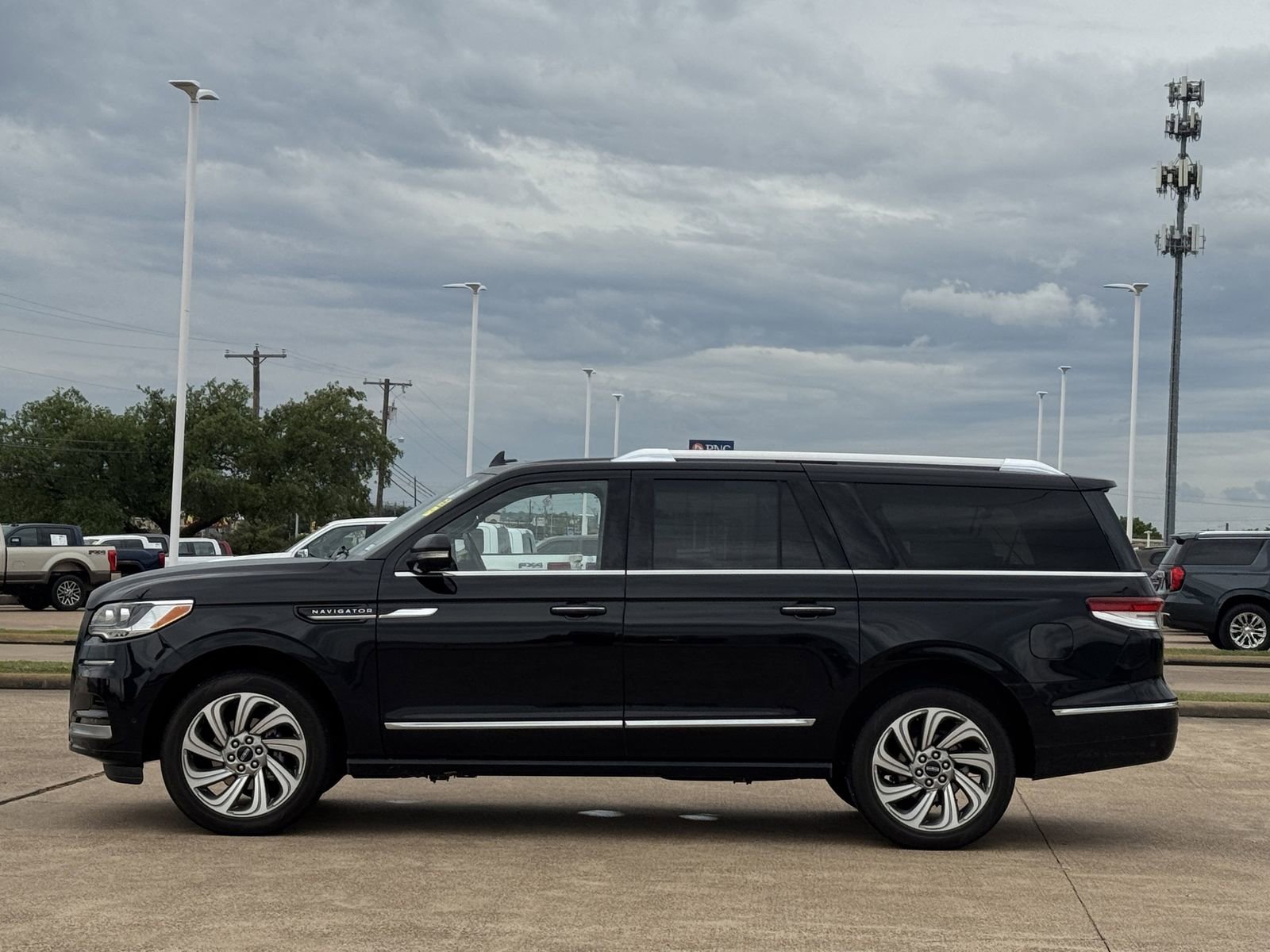 Used 2022 Lincoln Navigator L Reserve AWD/4WD image 7