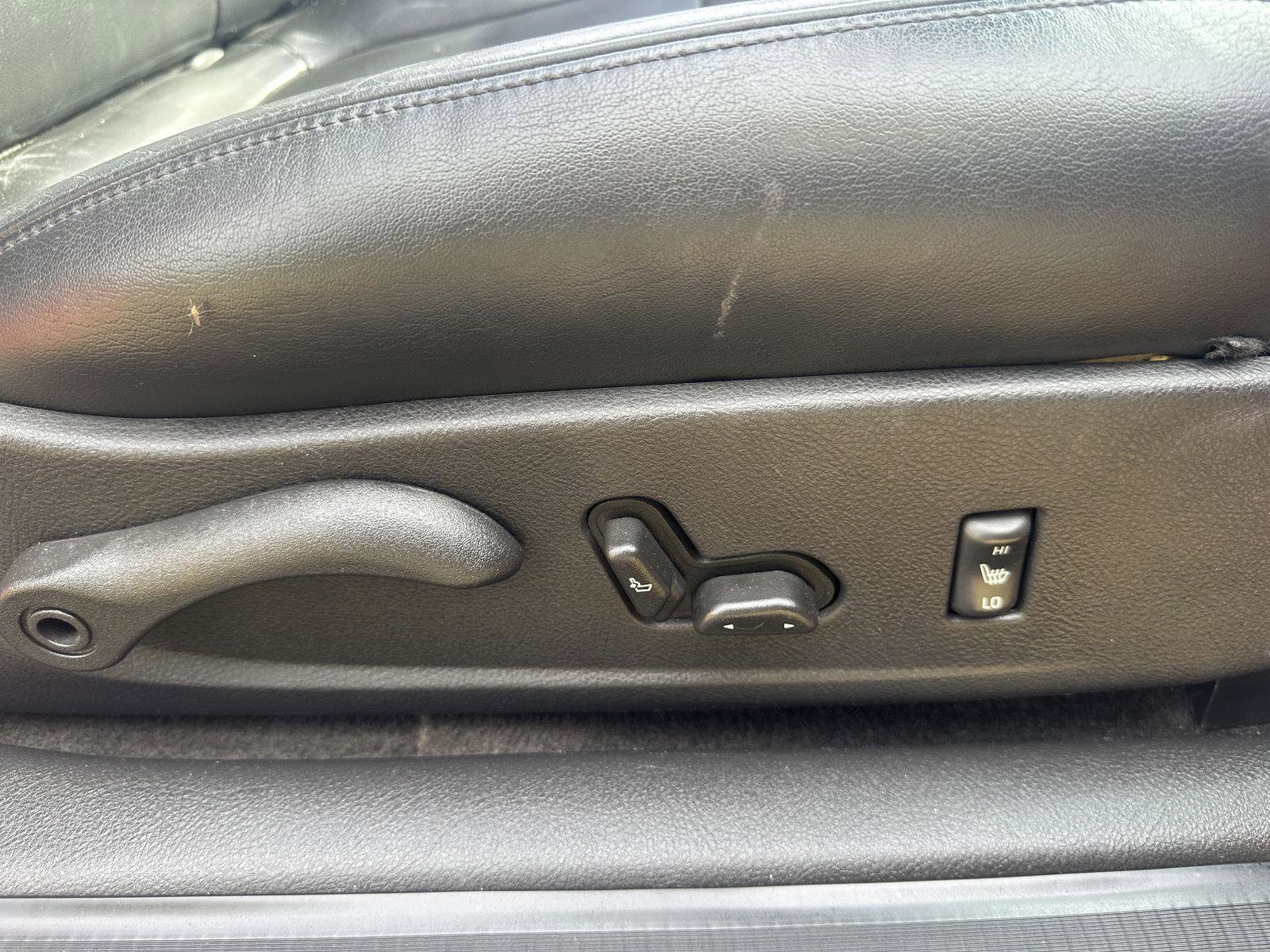 Used 2004 Chevrolet SSR w/ Preferred Equipment Group RWD image 13