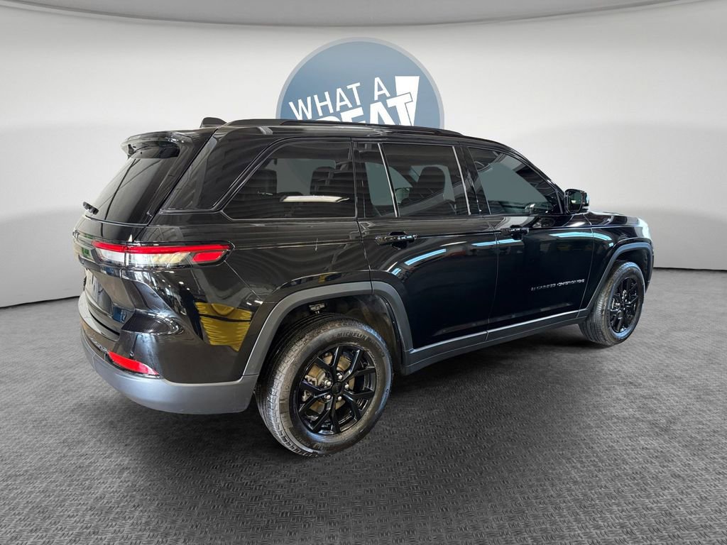 Used 2024 Jeep Grand Cherokee Altitude image 3