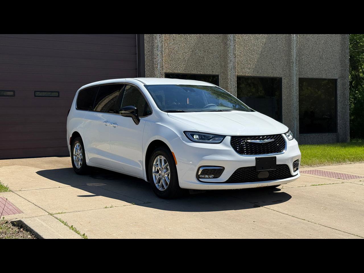 Used 2025 Chrysler Pacifica Select
