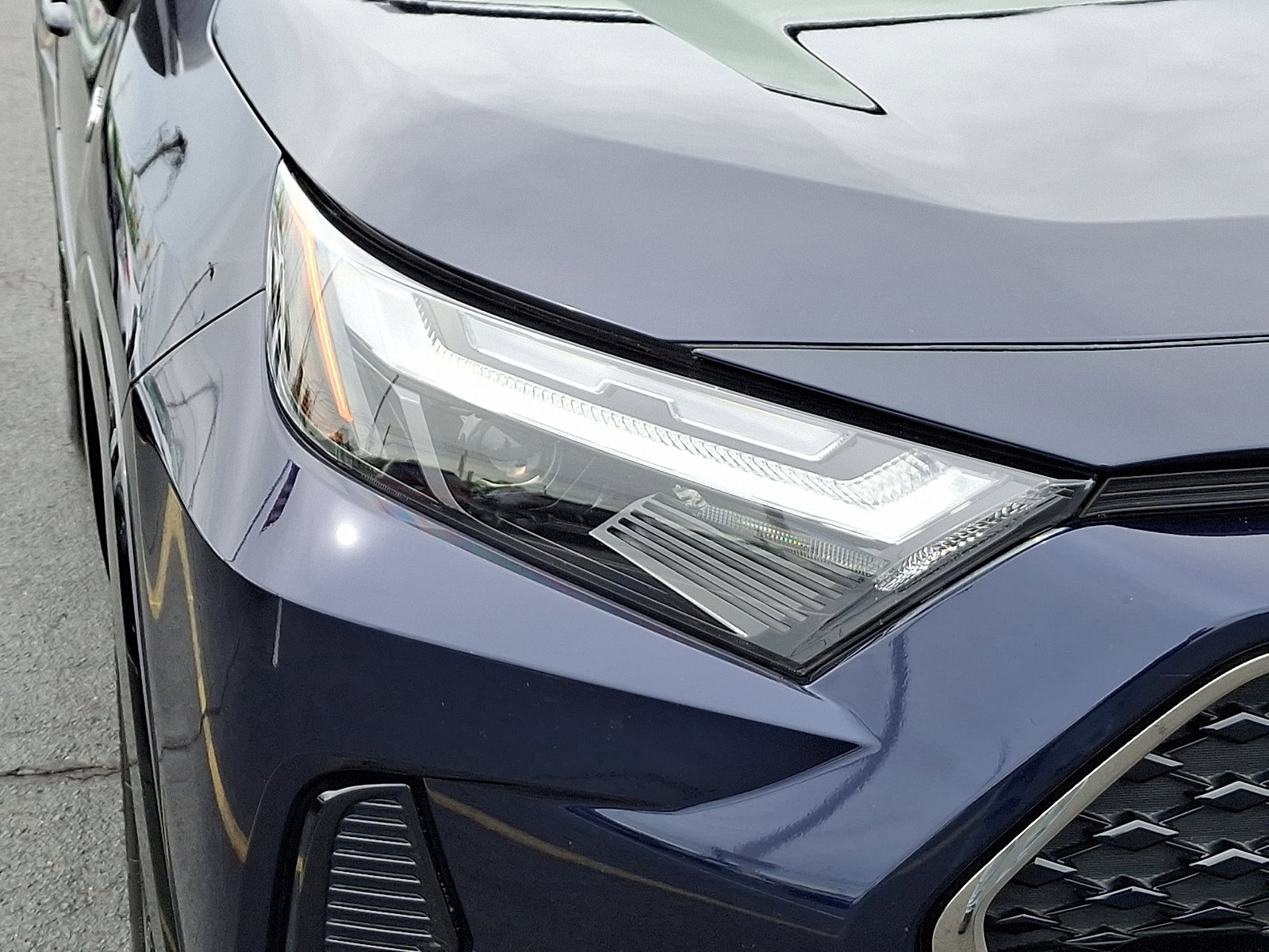 Used 2023 Toyota RAV4 SE w/ Weather & Moonroof Package AWD/4WD image 9