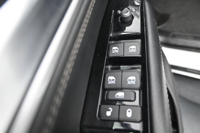 Used 2024 Jeep Wagoneer L Series II RWD image 17