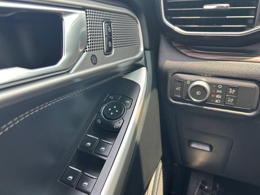 Used 2021 Ford Explorer Limited AWD/4WD image 16