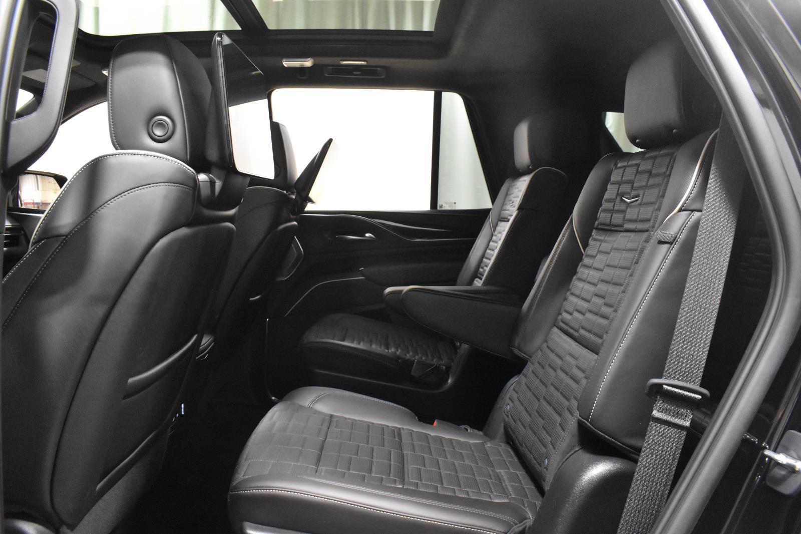 Certified 2023 Cadillac Escalade Premium Luxury Platinum w/ LPO, Floor Liner Package AWD/4WD image 4