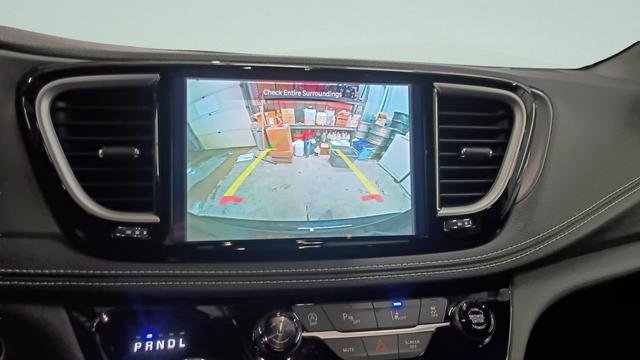 Used 2025 Chrysler Pacifica Select image 14