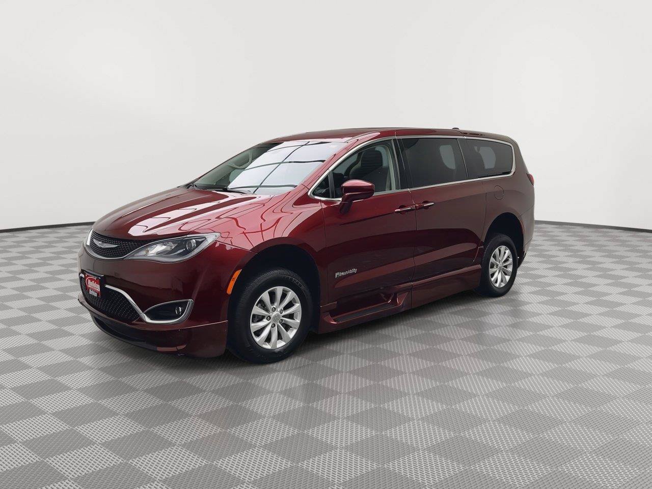 Used 2018 Chrysler Pacifica Touring Plus FWD image 31