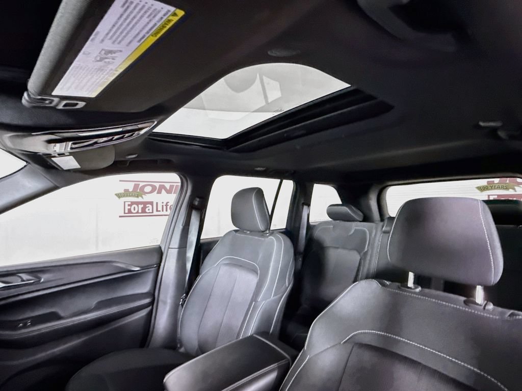Used 2025 Jeep Grand Cherokee Laredo X AWD/4WD image 11