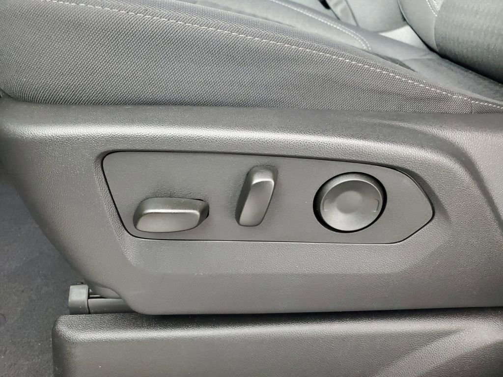 Used 2025 Chevrolet Suburban LS image 30