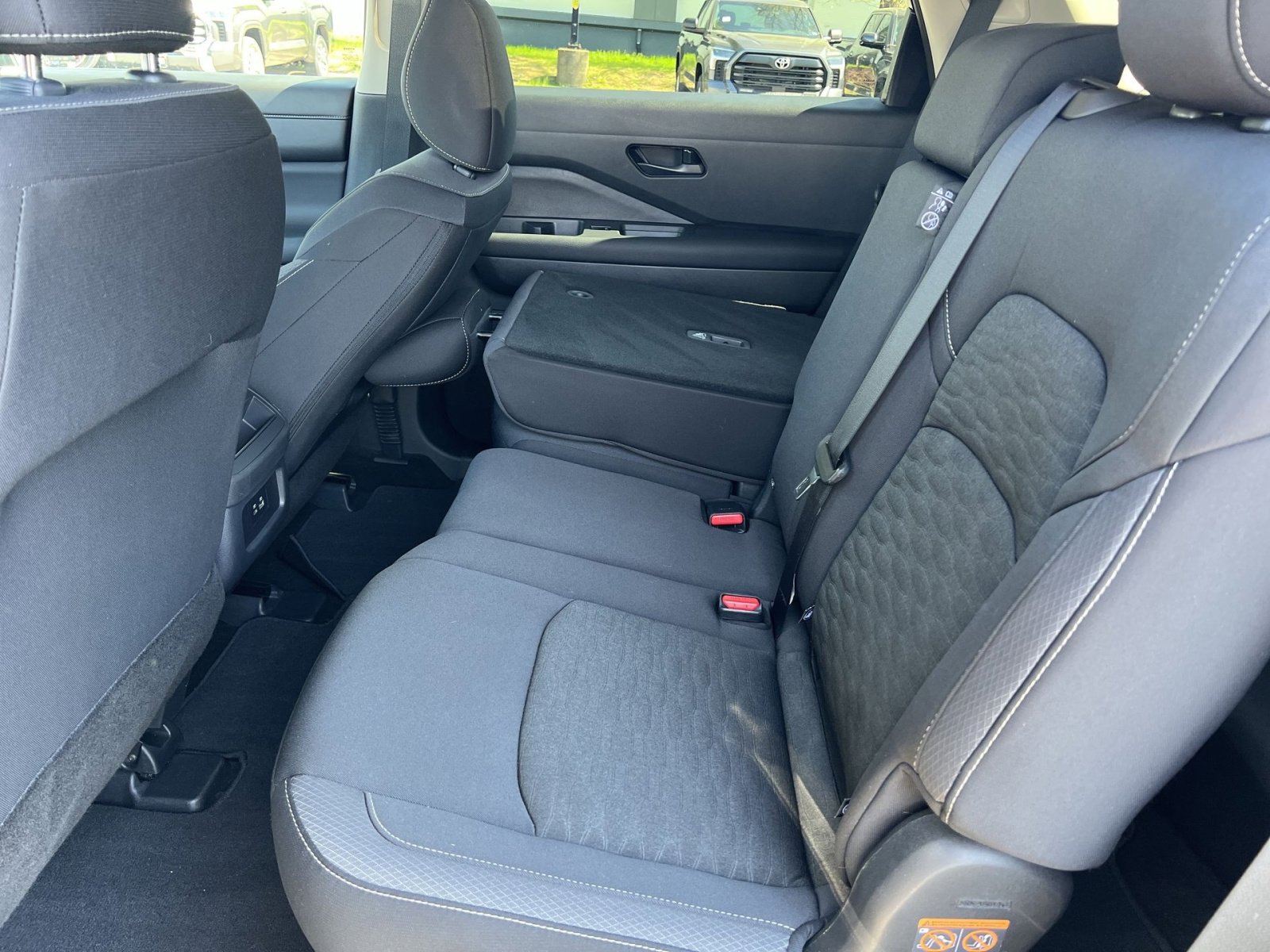 Used 2024 Nissan Pathfinder S image 18