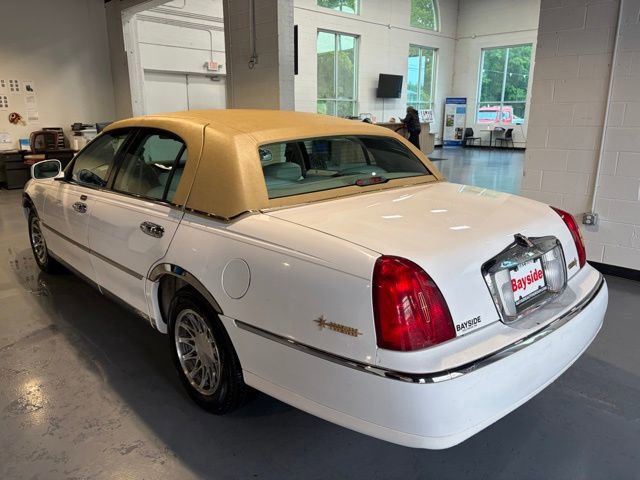 Used 2000 Lincoln Town Car Executive RWD image 16