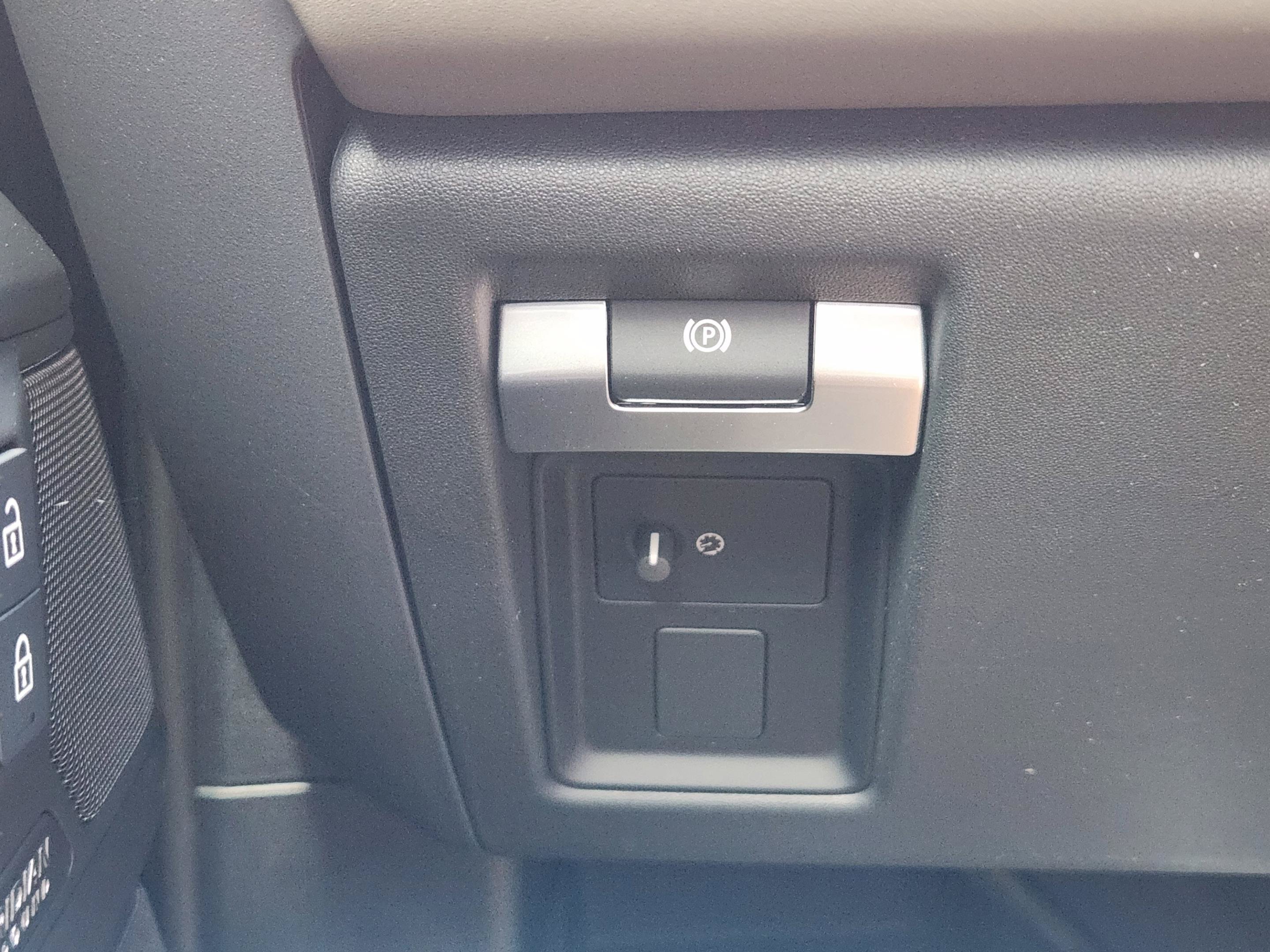 New 2026 Land Rover Defender 110 X-Dynamic SE AWD/4WD image 17