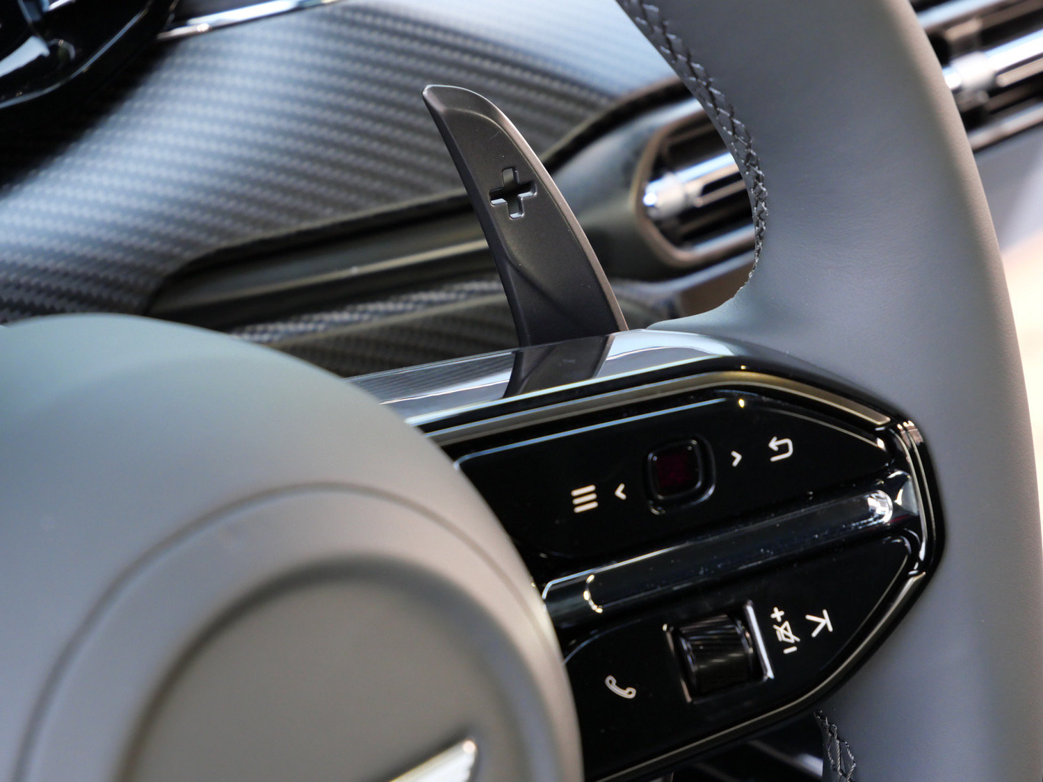 New 2026 Aston Martin V8 Vantage S RWD image 19
