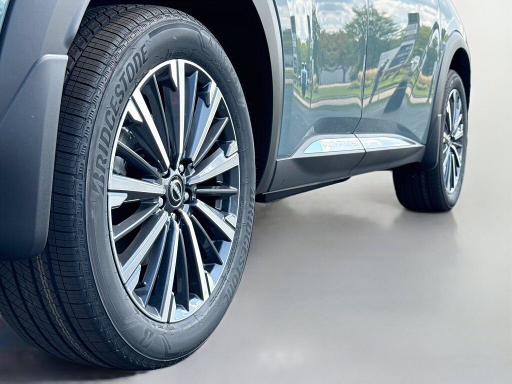 New 2026 Nissan Pathfinder Platinum AWD/4WD image 17