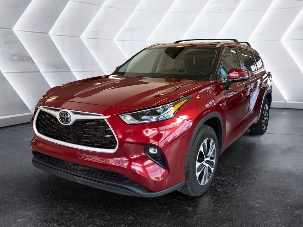 Used 2023 Toyota Highlander XLE image 3