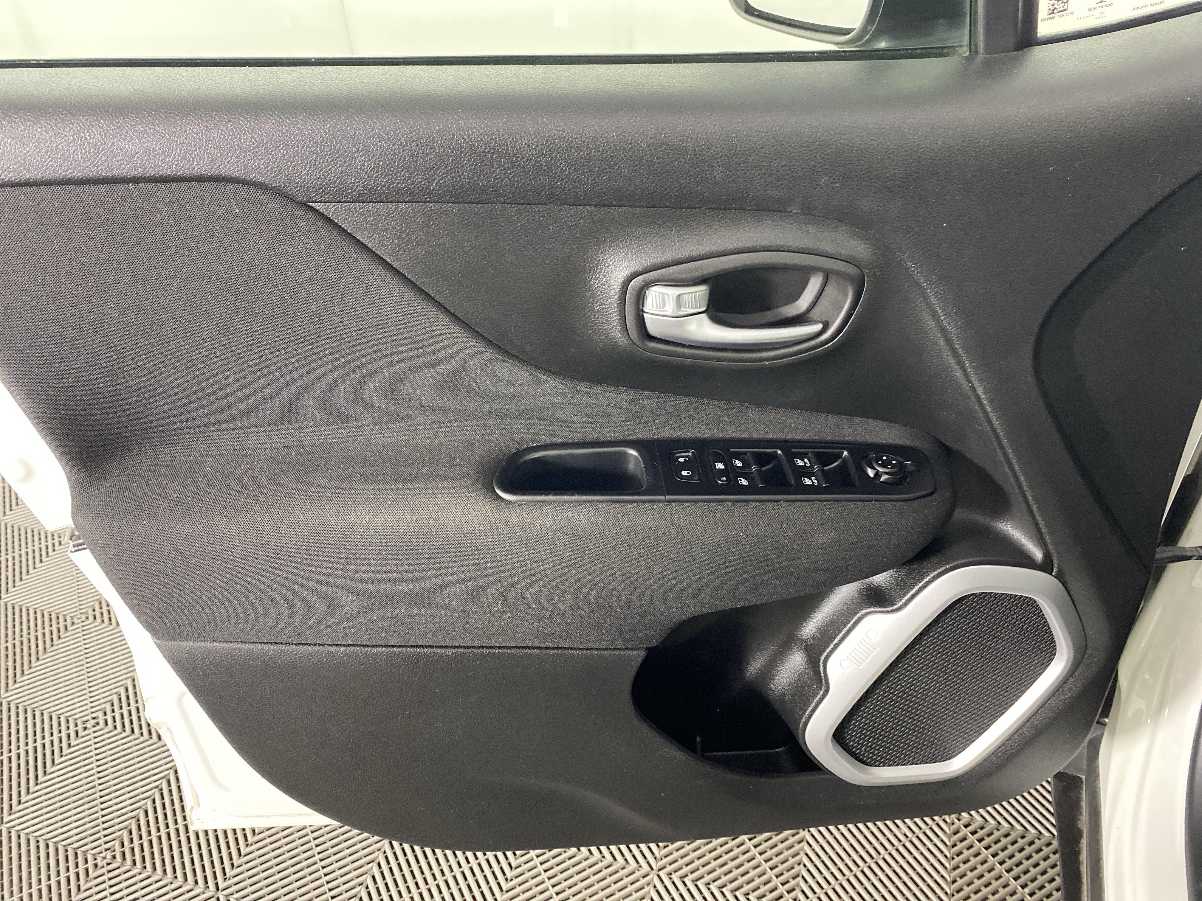 Used 2020 Jeep Renegade Latitude w/ Cold Weather Group AWD/4WD image 14